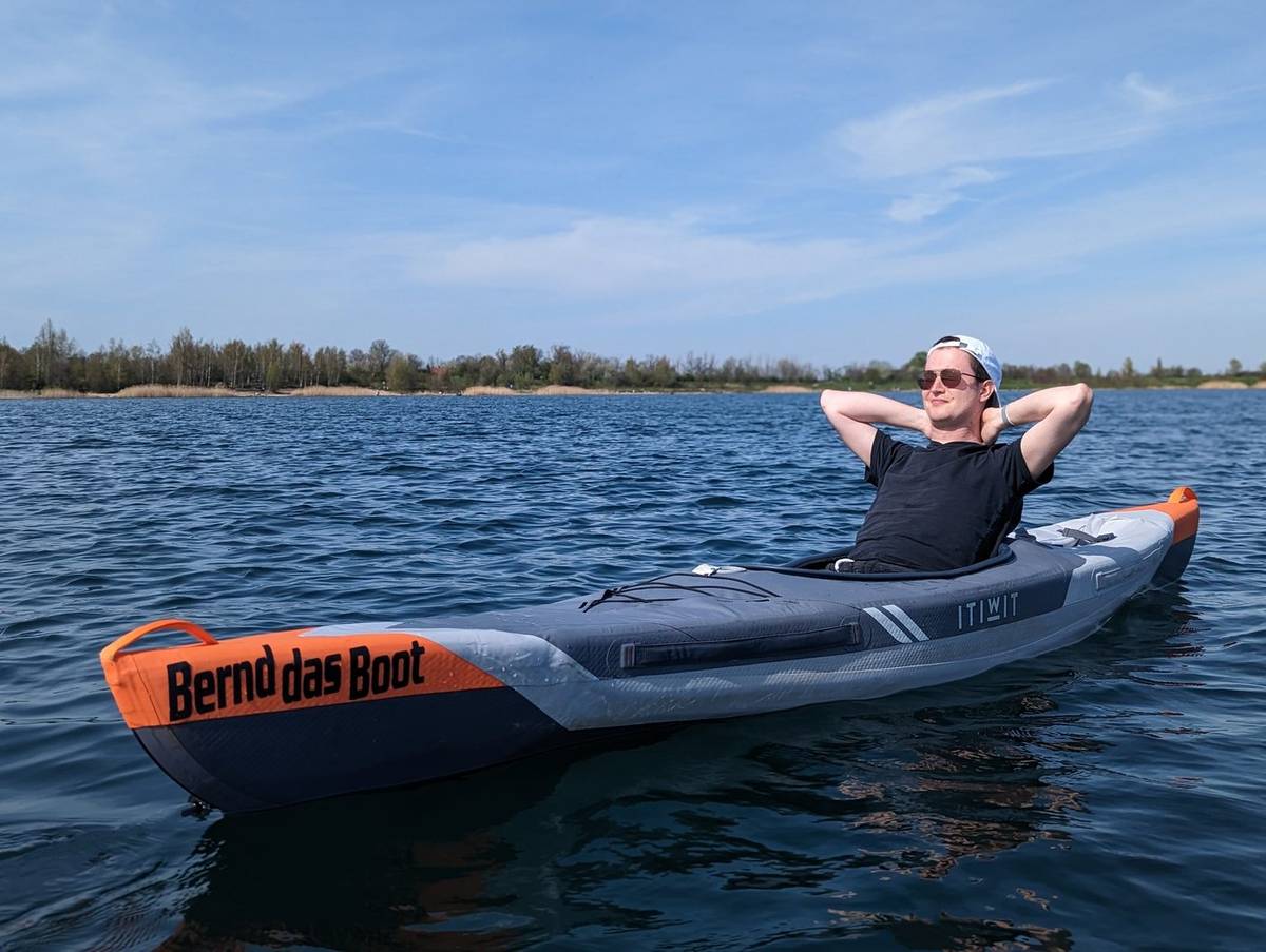 Micha entspannt im Kajak auf einem See